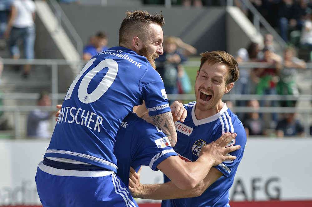 Torjubel beim FC Luzern: Jakob Jantscher und Torschütze Michael Frey feiern mit Francois Affolter das 0:2 in der 49. Minute.